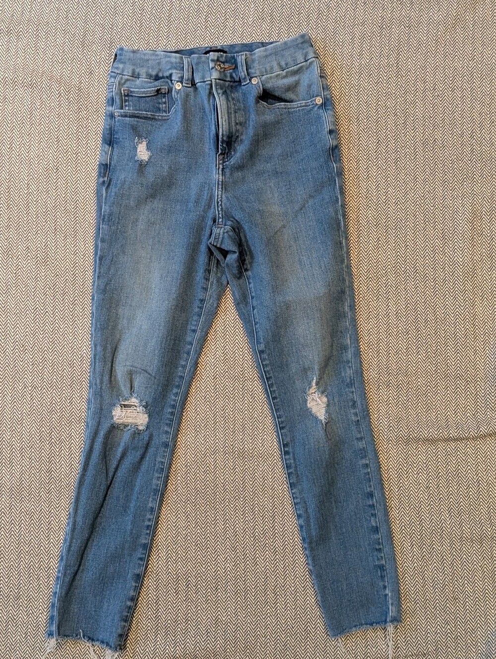 Express Women's Cropped Skinny Distressed Jeans (size S) stretchy Y2K Streetwear
